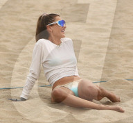 PEOPLE - Alessandra Ambrosio im Sand beim Beachvolleyball
