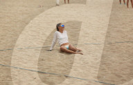 PEOPLE - Alessandra Ambrosio im Sand beim Beachvolleyball