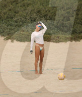 PEOPLE - Alessandra Ambrosio im Sand beim Beachvolleyball