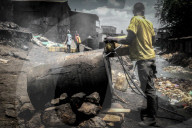 NEWS - Kenia: Herstellung des tödlichen Getränks Changaa in Nairobi