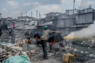NEWS - Kenia: Herstellung des tödlichen Getränks Changaa in Nairobi