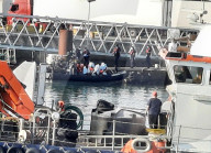 NEWS - An der englischen Kanalküste: Bootsflüchtlinge werden von der Grenzpolizei empfangen