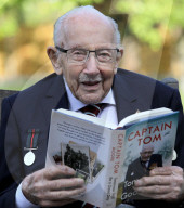 PEOPLE -  Fototermin für die Autobiographie von Hauptmann Sir Tom Moore