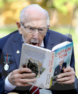 PEOPLE -  Fototermin für die Autobiographie von Hauptmann Sir Tom Moore