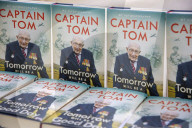PEOPLE -  Fototermin für die Autobiographie von Hauptmann Sir Tom Moore