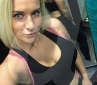 FEATURE -  Nach fünf Operationen: Die Brüste von  Leia Parker gehören zu den grössten in Grossbritannien