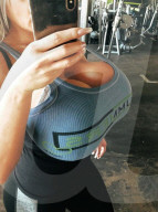 FEATURE -  Nach fünf Operationen: Die Brüste von  Leia Parker gehören zu den grössten in Grossbritannien