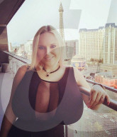 FEATURE -  Nach fünf Operationen: Die Brüste von  Leia Parker gehören zu den grössten in Grossbritannien