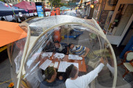 NEWS - Coronavirus:  Gäste essen in "Space Bubbles" in einem französischen Restaurant der Upper West Side, NYC
