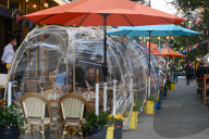 NEWS - Coronavirus:  Gäste essen in "Space Bubbles" in einem französischen Restaurant der Upper West Side, NYC
