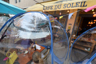 NEWS - Coronavirus:  Gäste essen in "Space Bubbles" in einem französischen Restaurant der Upper West Side, NYC
