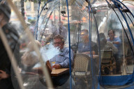 NEWS - Coronavirus:  Gäste essen in "Space Bubbles" in einem französischen Restaurant der Upper West Side, NYC
