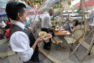 NEWS - Coronavirus:  Gäste essen in "Space Bubbles" in einem französischen Restaurant der Upper West Side, NYC
