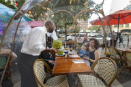 NEWS - Coronavirus:  Gäste essen in "Space Bubbles" in einem französischen Restaurant der Upper West Side, NYC
