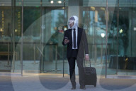 FEATURE - Gesichtsmaske versetzt Träger in eine Blase
