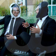 FEATURE - Gesichtsmaske versetzt Träger in eine Blase