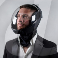 FEATURE - Gesichtsmaske versetzt Träger in eine Blase