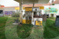 FEATURE - Verlassene, überwachsene Tankstelle: Projekt der "Vegetal attacks!" Bewegung