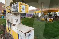 FEATURE - Verlassene, überwachsene Tankstelle: Projekt der "Vegetal attacks!" Bewegung