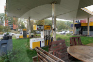 FEATURE - Verlassene, überwachsene Tankstelle: Projekt der "Vegetal attacks!" Bewegung