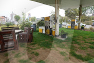 FEATURE - Verlassene, überwachsene Tankstelle: Projekt der "Vegetal attacks!" Bewegung