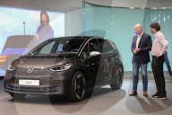 SPORT -Dresden: Deutscher Bundestrainer Joachim Löw holt sich einen VW ID.3 ab