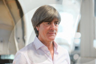 SPORT -Dresden: Deutscher Bundestrainer Joachim Löw holt sich einen VW ID.3 ab