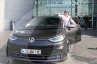 SPORT -Dresden: Deutscher Bundestrainer Joachim Löw holt sich einen VW ID.3 ab