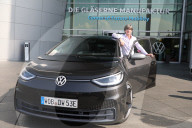 SPORT -Dresden: Deutscher Bundestrainer Joachim Löw holt sich einen VW ID.3 ab