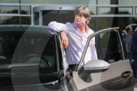 SPORT -Dresden: Deutscher Bundestrainer Joachim Löw holt sich einen VW ID.3 ab