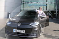 SPORT -Dresden: Deutscher Bundestrainer Joachim Löw holt sich einen VW ID.3 ab