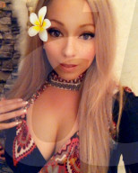 FEATURE - Lookalike: Ex-Militärpolizistin kassiert über 1500 Pfund pro Stunde als Mariah Carey Doppelgängerin