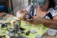 NEWS - Coronavirus: Kameratechniker kehren zur Arbeit im 'Foto Tecnica Gloria'-Geschäft in Mexiko zurück
