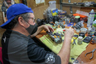 NEWS - Coronavirus: Kameratechniker kehren zur Arbeit im 'Foto Tecnica Gloria'-Geschäft in Mexiko zurück
