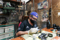 NEWS - Coronavirus: Kameratechniker kehren zur Arbeit im 'Foto Tecnica Gloria'-Geschäft in Mexiko zurück
