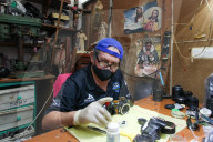 NEWS - Coronavirus: Kameratechniker kehren zur Arbeit im 'Foto Tecnica Gloria'-Geschäft in Mexiko zurück
