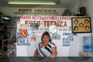 NEWS - Coronavirus: Kameratechniker kehren zur Arbeit im 'Foto Tecnica Gloria'-Geschäft in Mexiko zurück
