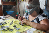 NEWS - Coronavirus: Kameratechniker kehren zur Arbeit im 'Foto Tecnica Gloria'-Geschäft in Mexiko zurück
