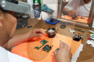 NEWS - Coronavirus: Kameratechniker kehren zur Arbeit im 'Foto Tecnica Gloria'-Geschäft in Mexiko zurück
