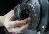 FEATURE - Herstellung von Zenit-Kameraobjektiven bei Moskau
