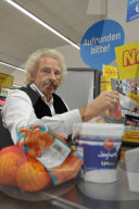 PEOPLE -  Thomas Gottschalk an der Kasse eines Supermarktes anlässlich der Spendenbewegung "Deutschland rundet auf" in Rastatt