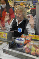 PEOPLE -  Thomas Gottschalk an der Kasse eines Supermarktes anlässlich der Spendenbewegung "Deutschland rundet auf" in Rastatt