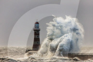 NEWS - Gewaltige Brecher landen an Englands Nord-Ostküste