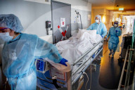 NEWS - Coronavirus: Gesundheitspersonal kümmert sich um Covid-19-Patienten im Spaarne Gasthuis Hospital in Haarlem