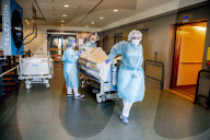 NEWS - Coronavirus: Gesundheitspersonal kümmert sich um Covid-19-Patienten im Spaarne Gasthuis Hospital in Haarlem