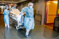 NEWS - Coronavirus: Gesundheitspersonal kümmert sich um Covid-19-Patienten im Spaarne Gasthuis Hospital in Haarlem