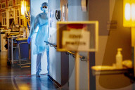 NEWS - Coronavirus: Gesundheitspersonal kümmert sich um Covid-19-Patienten im Spaarne Gasthuis Hospital in Haarlem