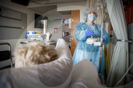 NEWS - Coronavirus: Gesundheitspersonal kümmert sich um Covid-19-Patienten im Spaarne Gasthuis Hospital in Haarlem