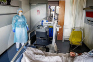NEWS - Coronavirus: Gesundheitspersonal kümmert sich um Covid-19-Patienten im Spaarne Gasthuis Hospital in Haarlem