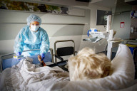 NEWS - Coronavirus: Gesundheitspersonal kümmert sich um Covid-19-Patienten im Spaarne Gasthuis Hospital in Haarlem